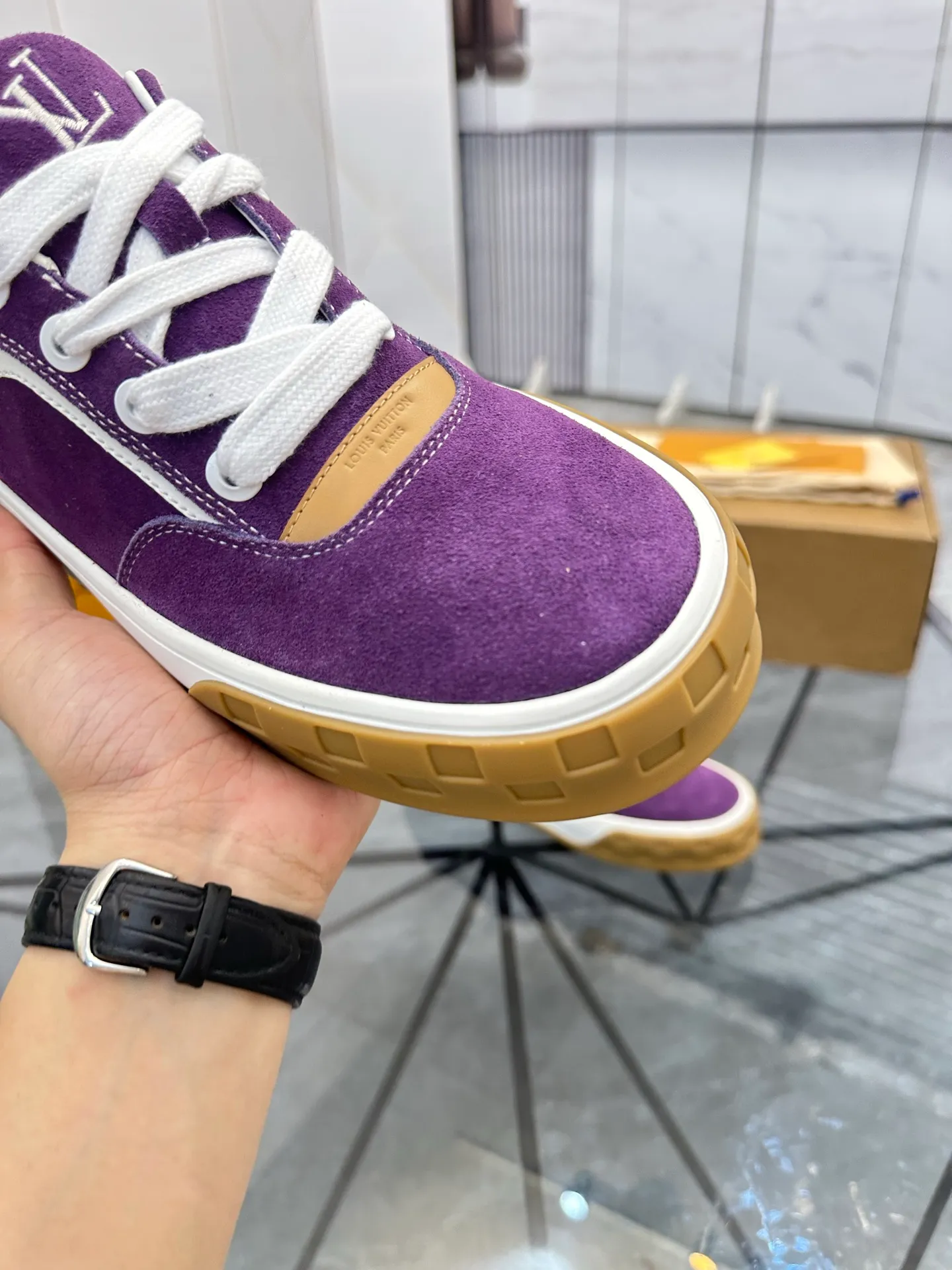 Men's shoes for sale 💰: 💰P660¥ Top quality Comes with airplane case Product trademark: LV* "Louis Vuitton*" low-top casual shoes Regular size: 35-44 (can be customized to 45) Couple style Product materials: imported nubuck leather upper, sheepskin lining, original outsole. Number: 819